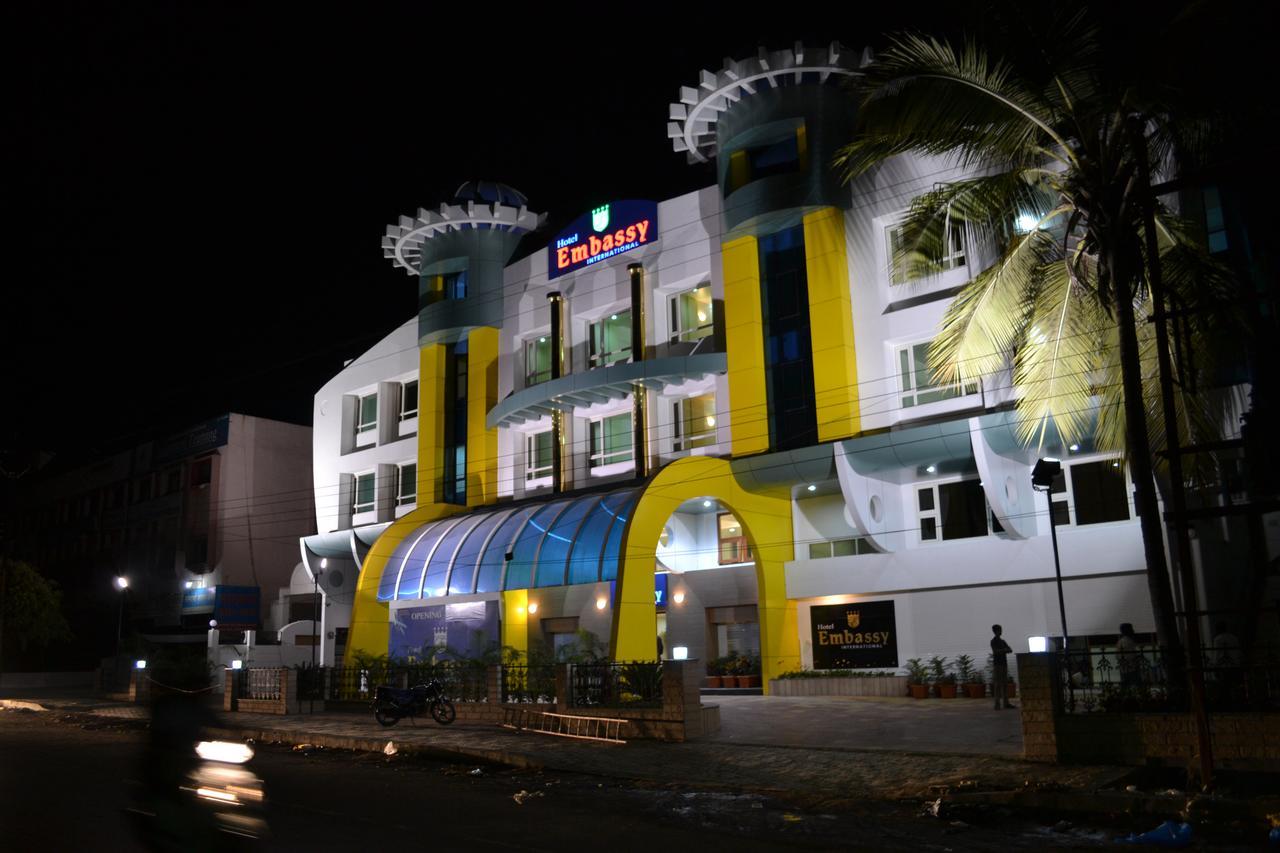 Hotel Embassy International Lātūr Exterior foto